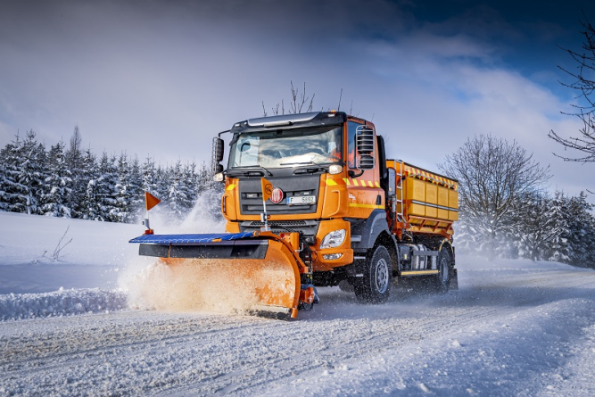 4x4 GRITTING VEHICLE WITH PLOW