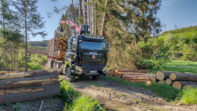 6x6 UNIVERSAL LOG TRUCK